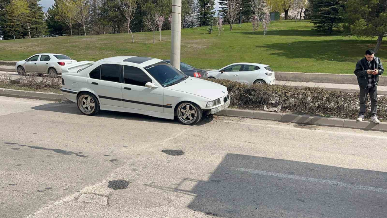 Direksiyon Hakimiyetini Kaybeden Sürücü Refüje Çıktı (2)