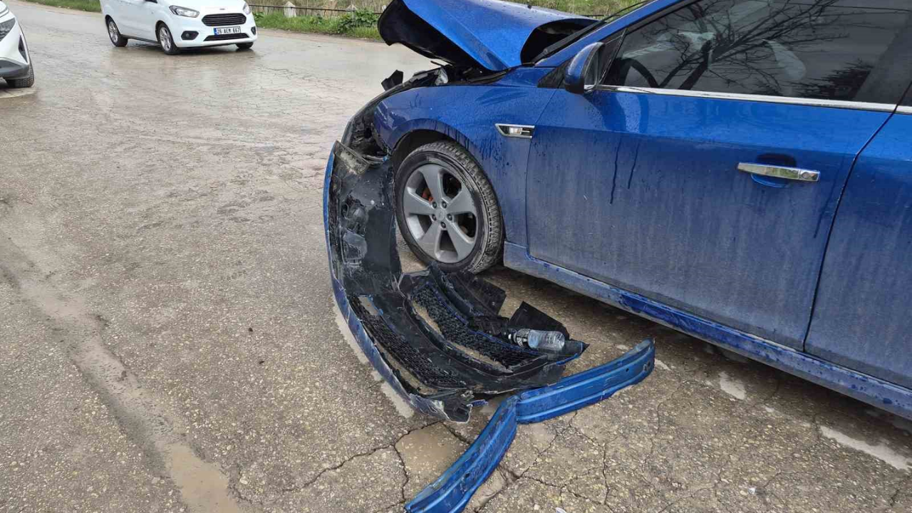 Dur Levhasına Uymayan Araç Çöp Kamyonuna Çarptı (1)