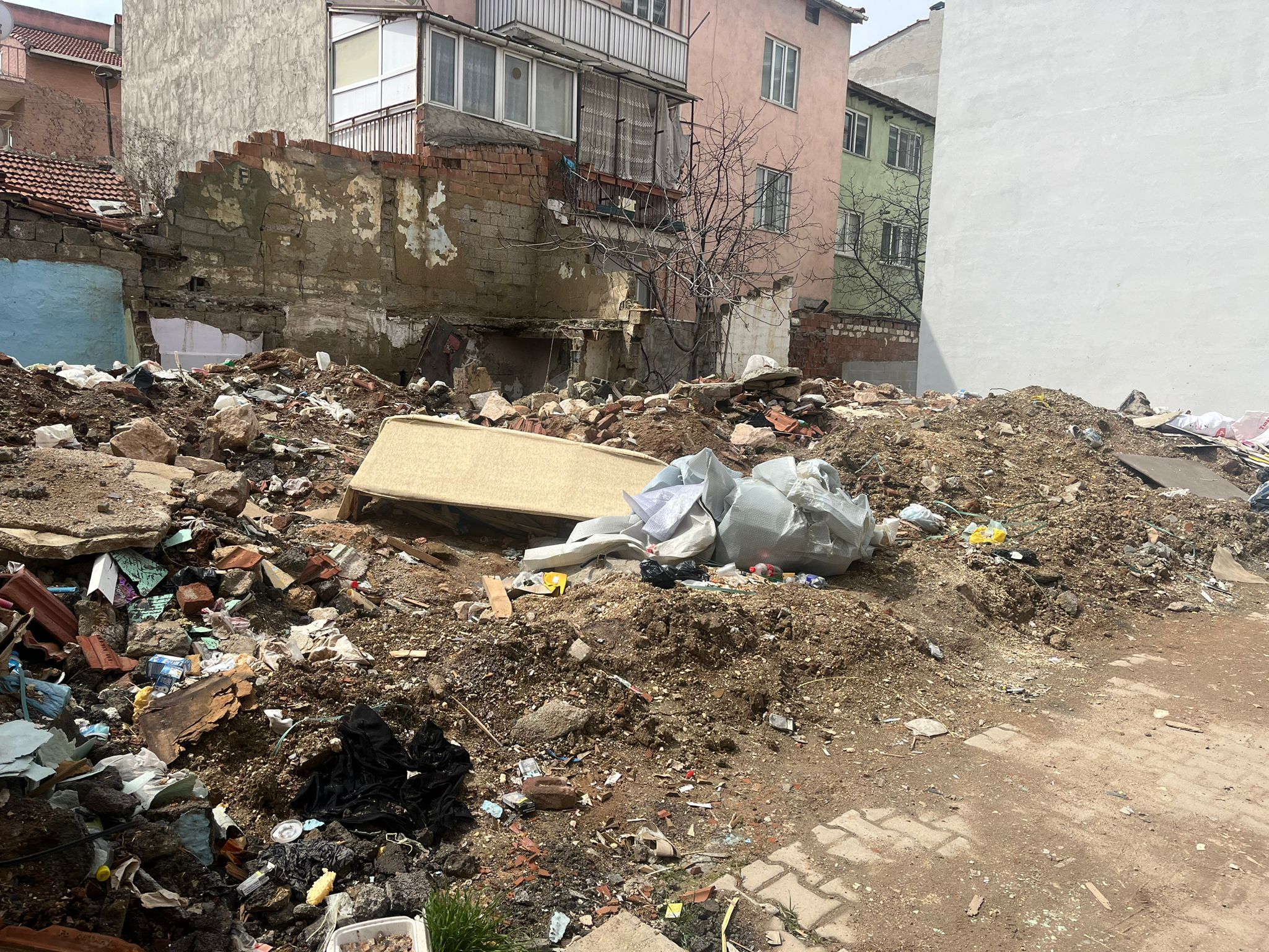 Esentepe’de Bitmeyen Yol Ve Çöp Sorunu Vatandaşı Bıktırdı (1)-1