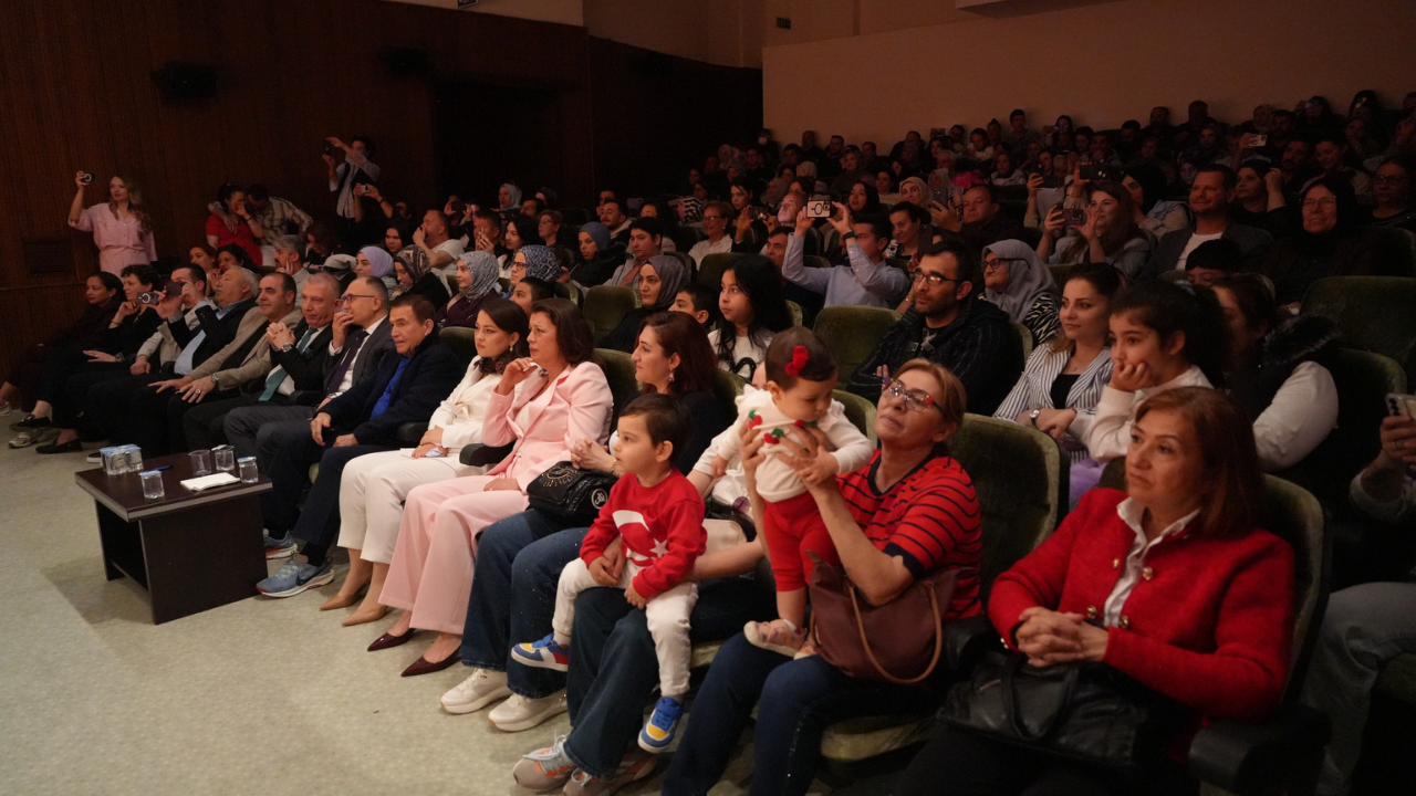 Eskişehir’de 23 Nisan Coşkusu Miniklerle Kutlandı (1)