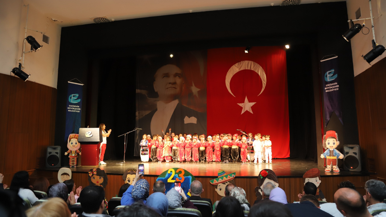 Eskişehir’de 23 Nisan Coşkusu Miniklerle Kutlandı (5)