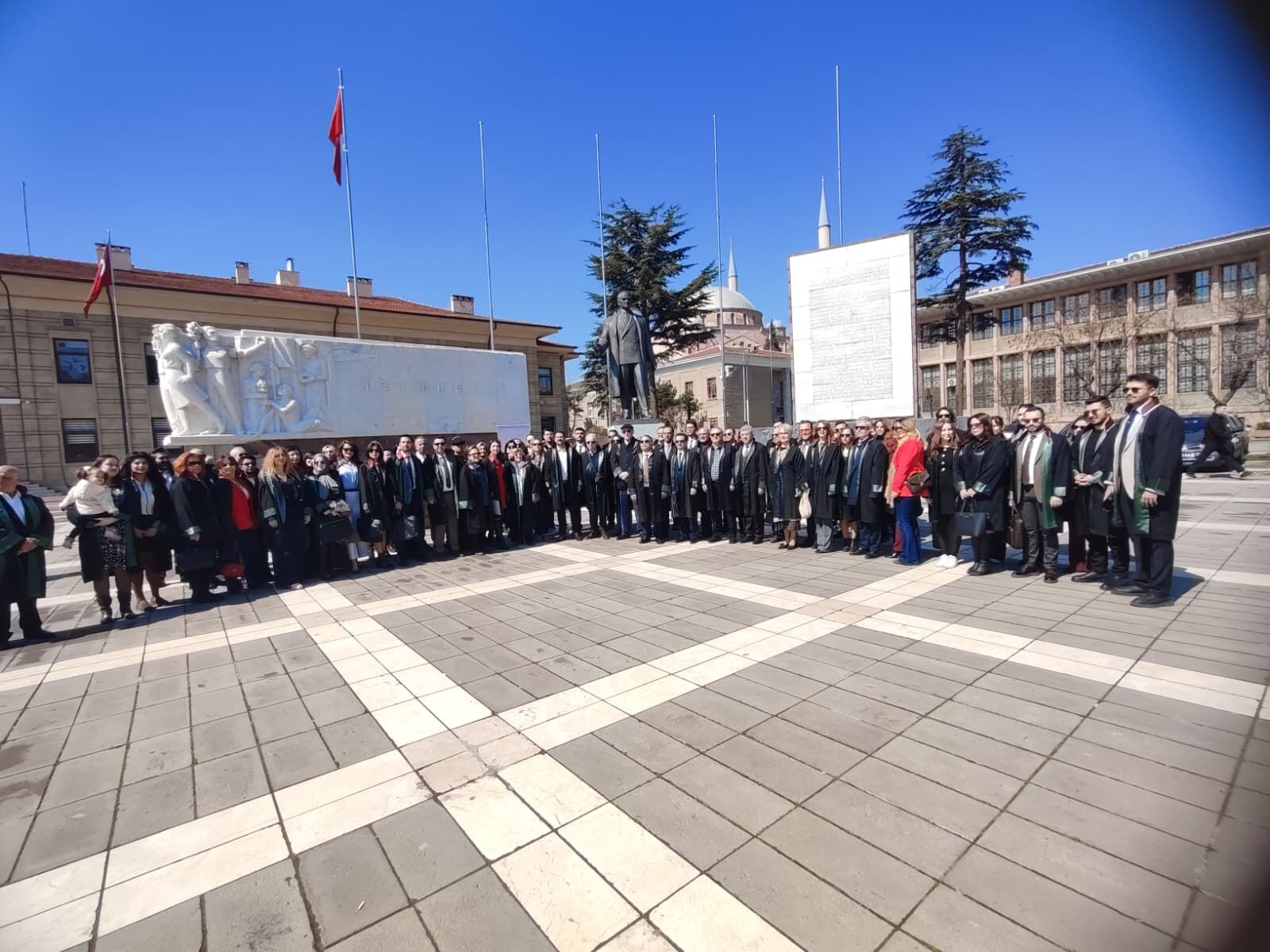 Eskişehir’de Avukatlar Günü İçin Çelenk Töreni Düzenlendi (2)
