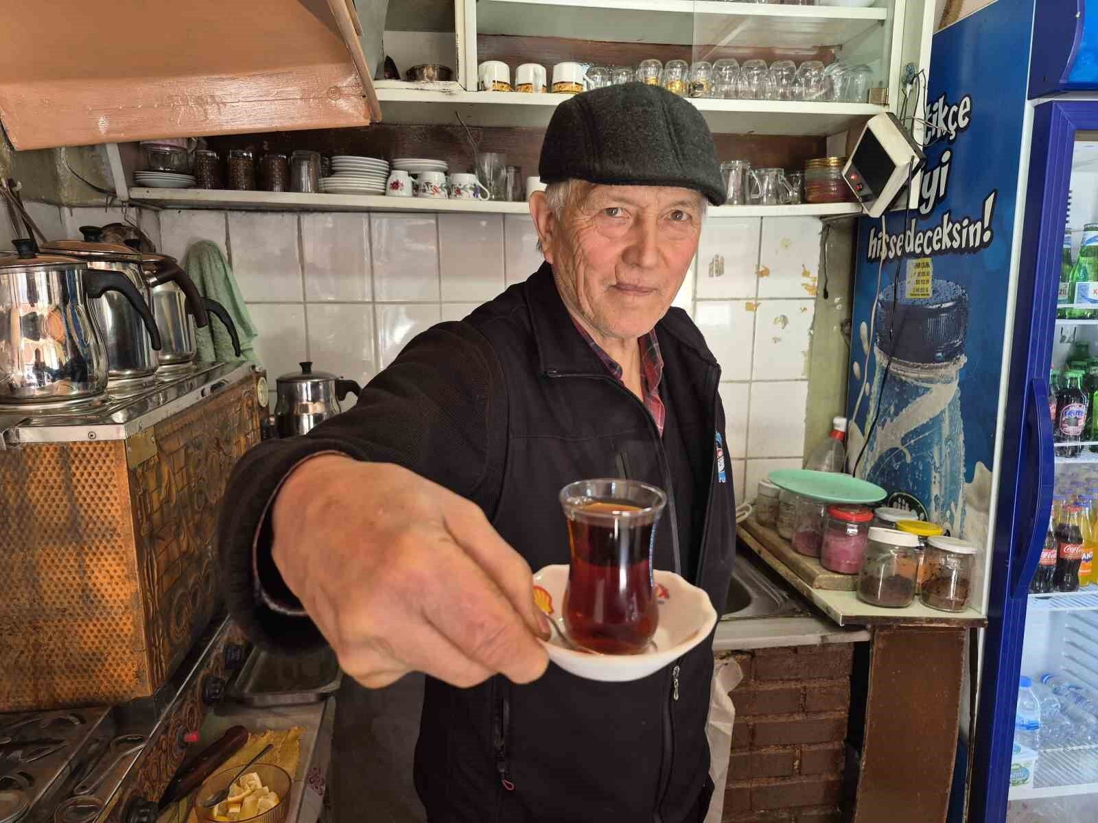 Eskişehir’de Çay Servisinin En İlginç Hali (1)