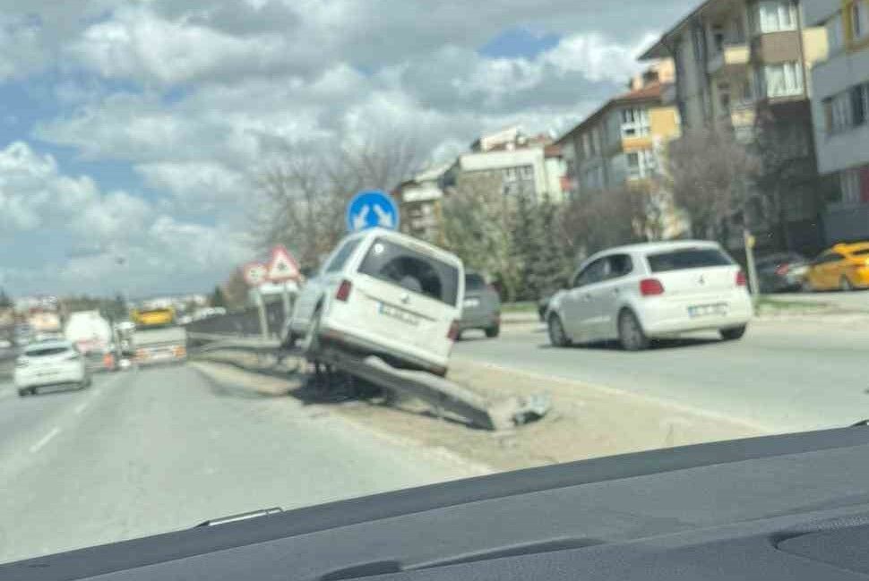 Eskişehir’de Korkutan Kaza Araç Bariyerlerde Asılı Kaldı (1)