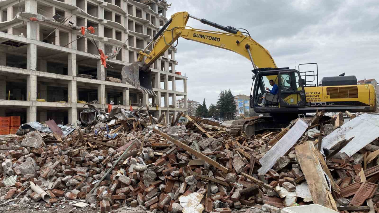Eskişehir’de Metruk Yapı Kontrollü Yıkıldı