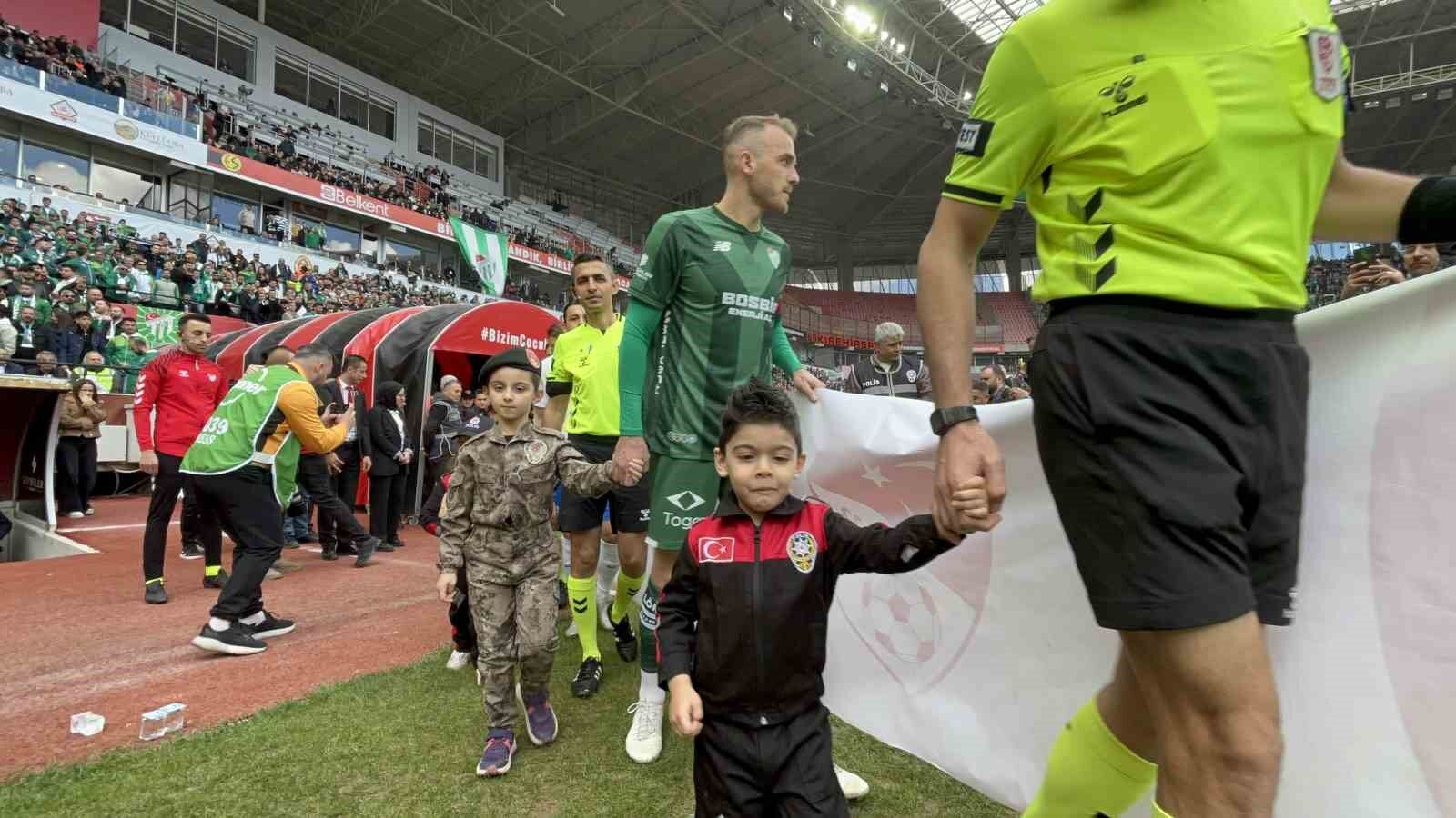 Eskişehir'de Minik Taraftarlar Üniformayla Sahaya Çıktı (2)
