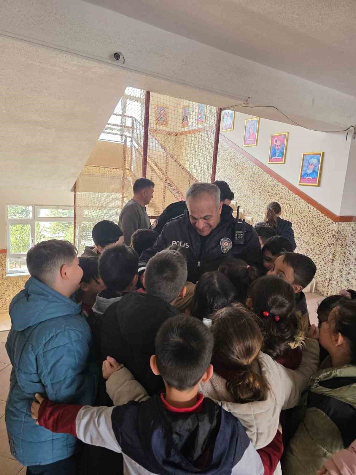 Eskişehir’de Miniklerden Polislere Sürpriz Kutlama (1)