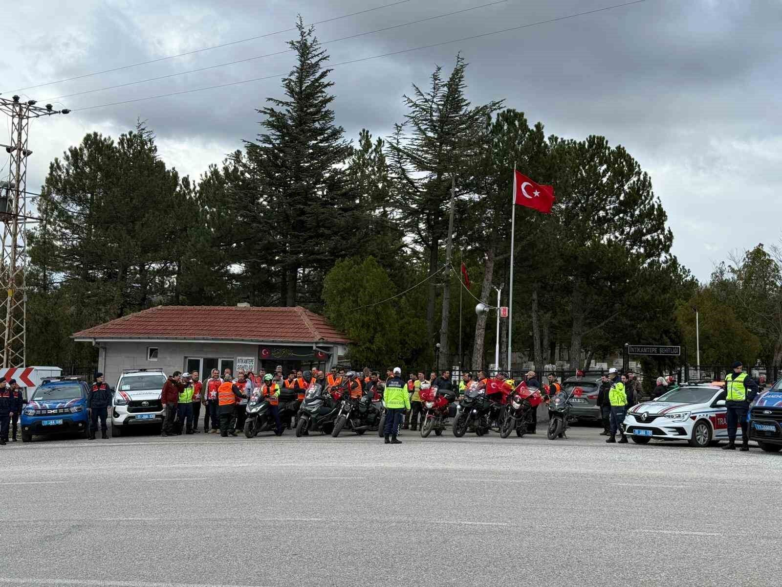 Eskişehir'de Motosikletliler Şehit Yüzbaşının Kayıp Mezarını Buldu (1)