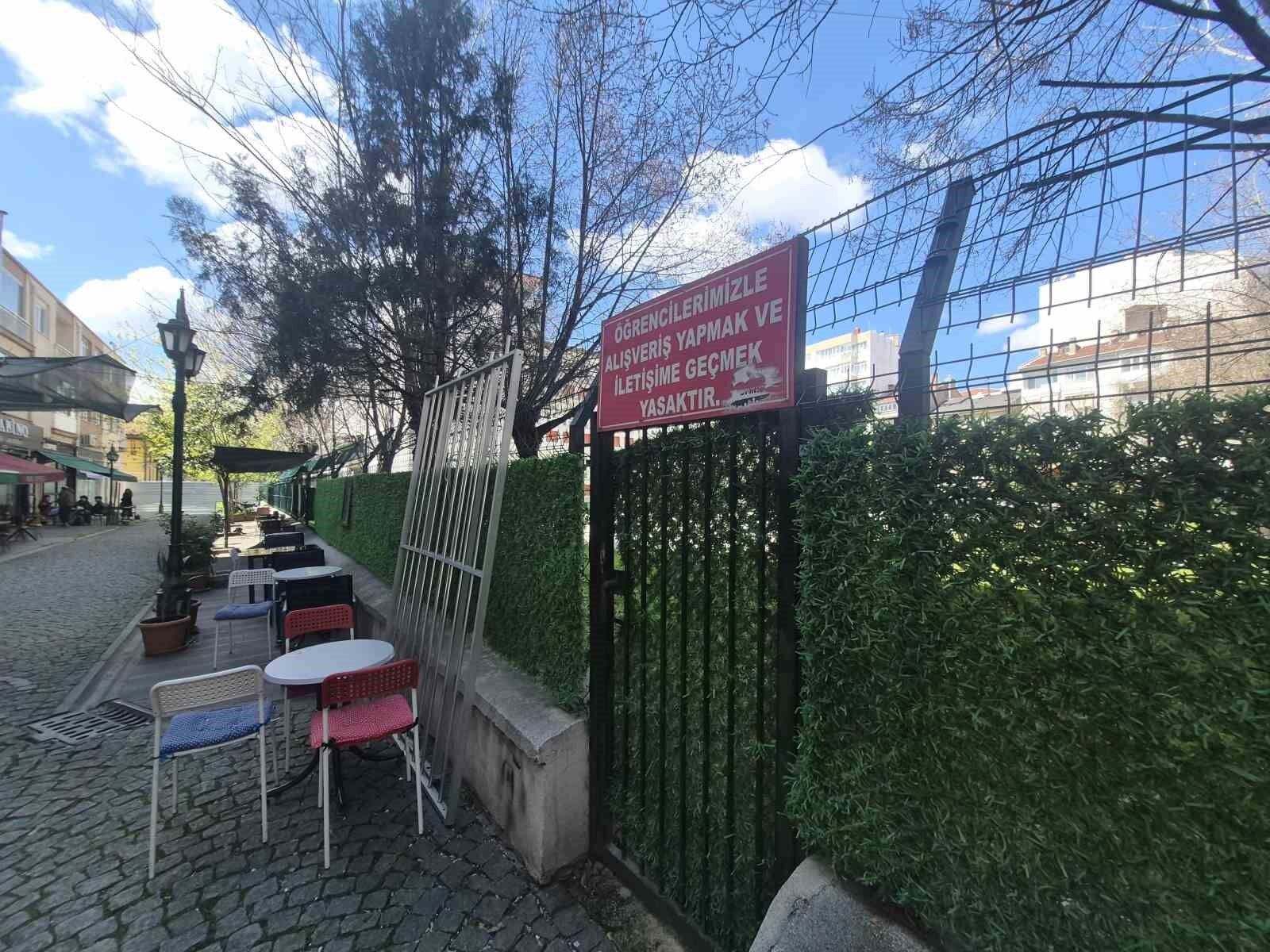 Eskişehir'de Okul Bahçesi Teline Asılan Uyarı Yazısı Dikkat Çekti (1)