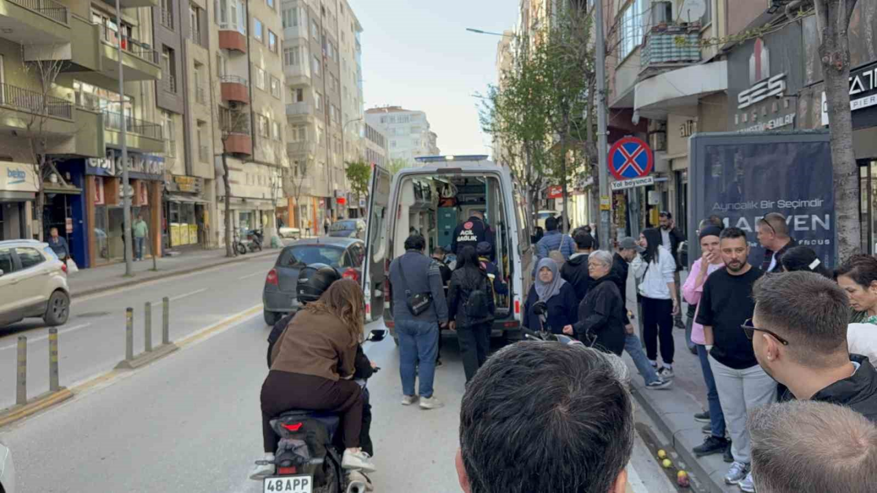 Eskişehir’de Scooter Yayaya Çarptı 2 Yaralı (1)