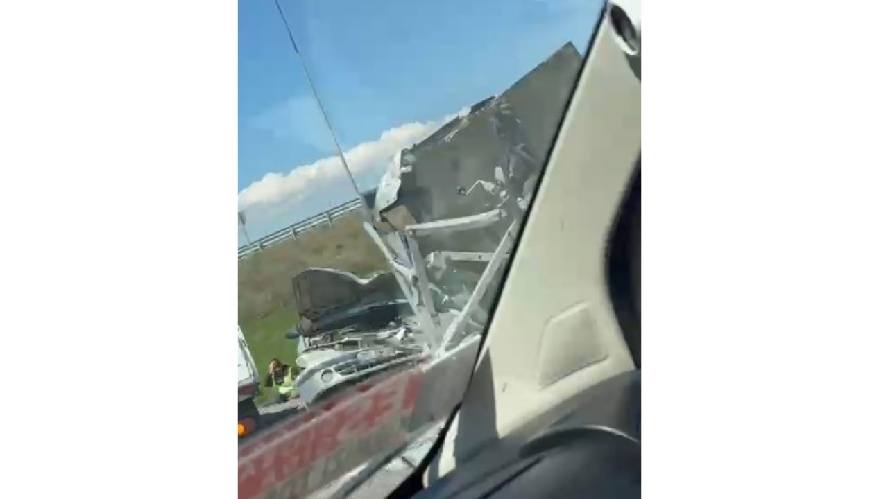 Eskişehir’de Şerit Aracına Çarpan Otomobil Hasar Aldı (1)