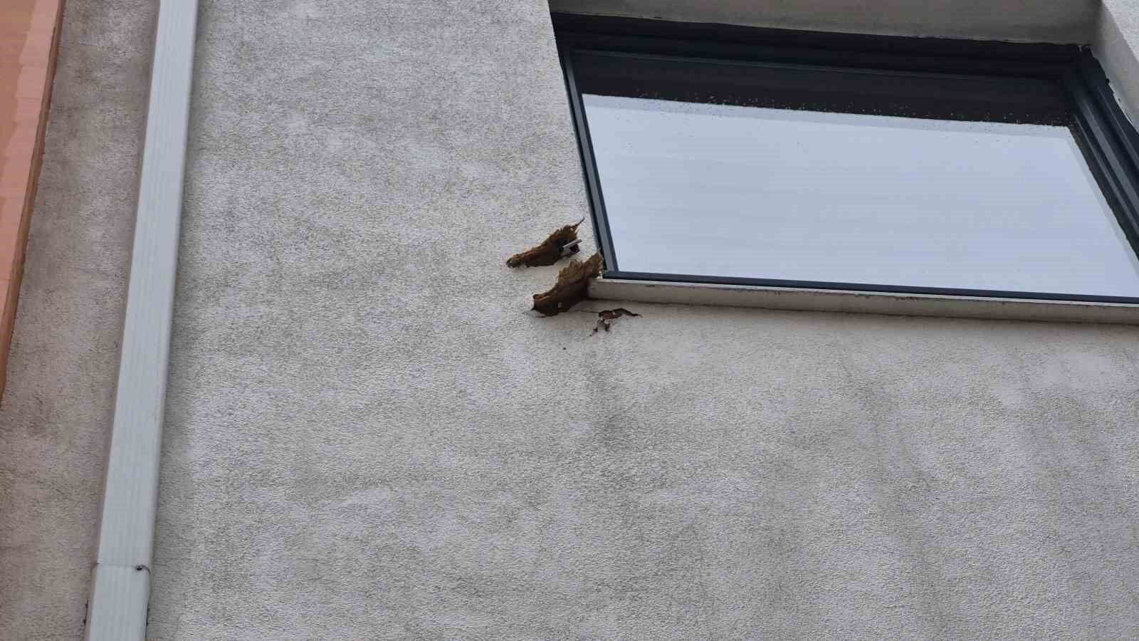 Eskişehir'de Şiddetli Rüzgar Binanın Çatısını Havaya Uçurdu (2)