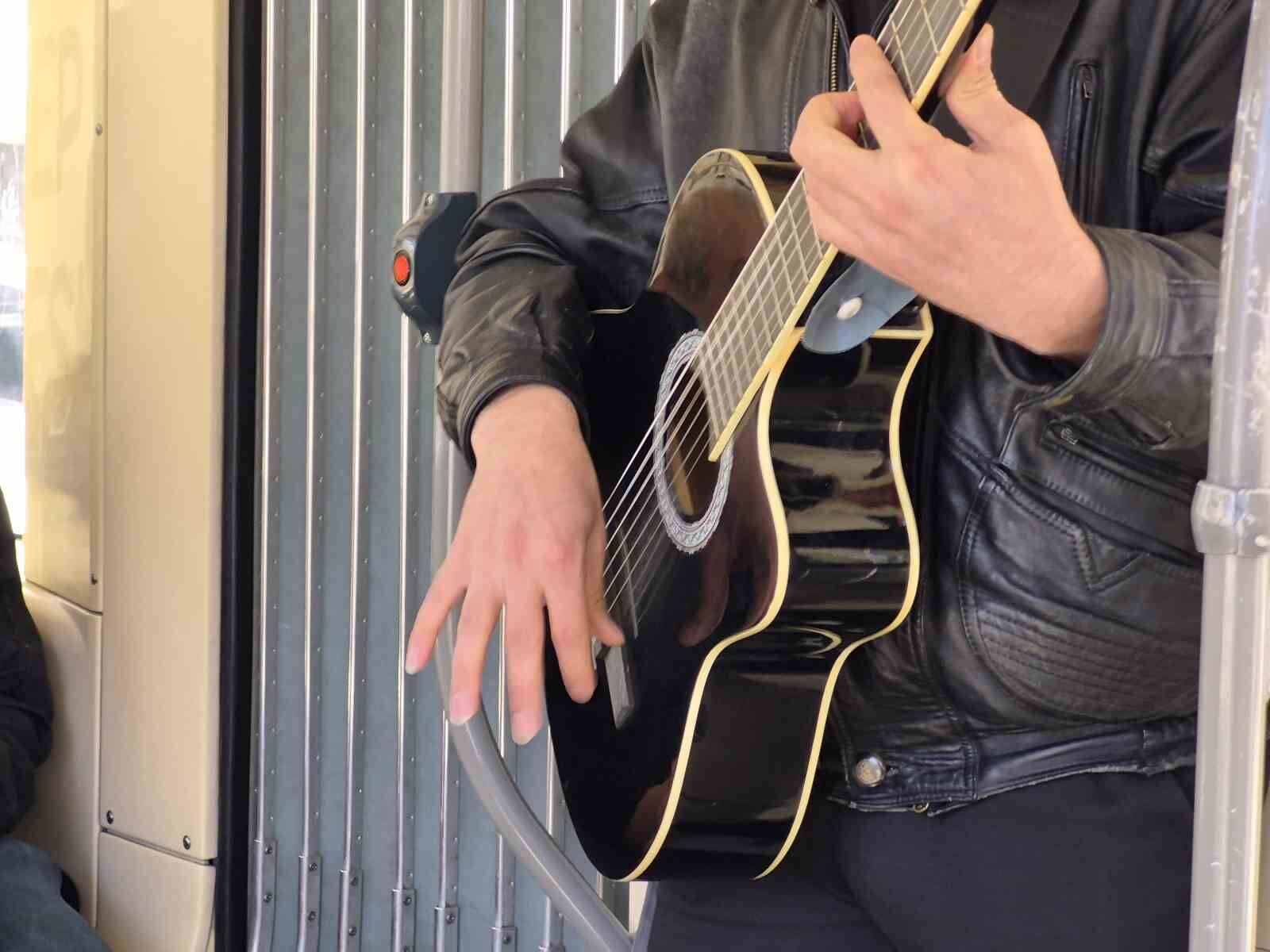 Eskişehir'de Tramvayda Genç Müzisyen Yolcuları Mest Etti (1)