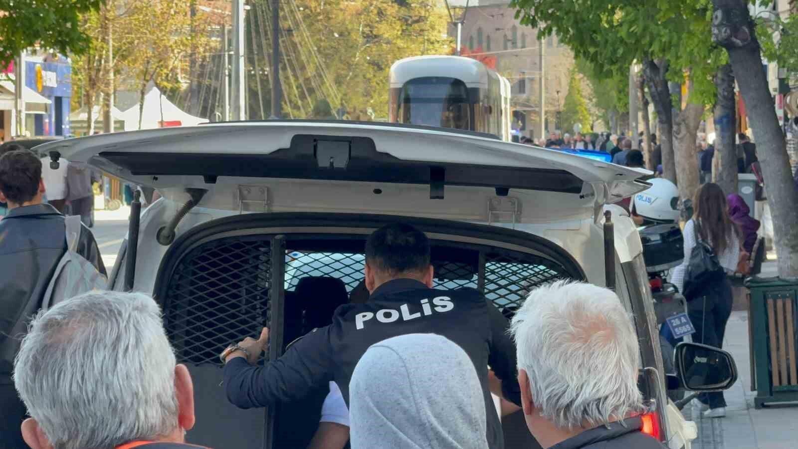 Eskişehir’de Yaşlı Adama Yumruk Atan Çocuk Tutuklandı (2)