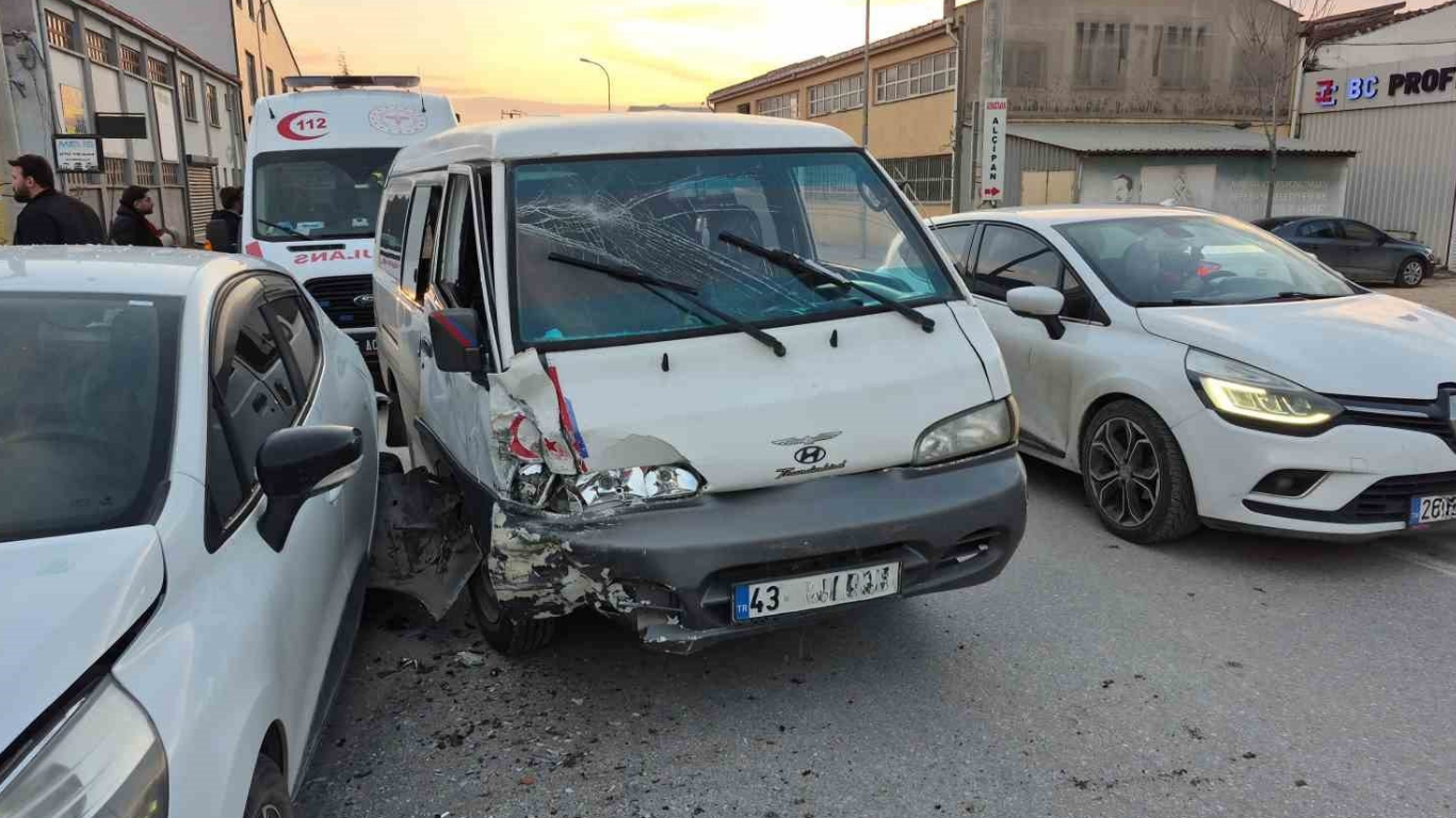 Eskişehir’de Zincirleme Kaza Minibüs Ortalığı Savaş Alanına Çevirdi (1)-1