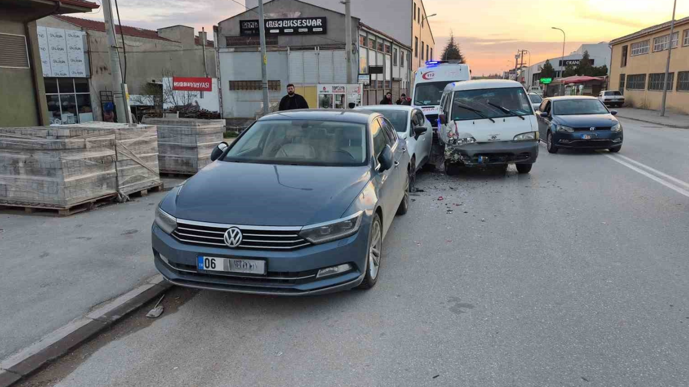 Eskişehir’de Zincirleme Kaza Minibüs Ortalığı Savaş Alanına Çevirdi (2)-1