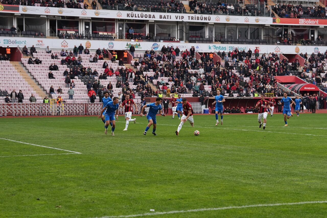 Eskişehirspor Alanya 1221 Maçında İlk Yarı Sessiz Geçti (1)