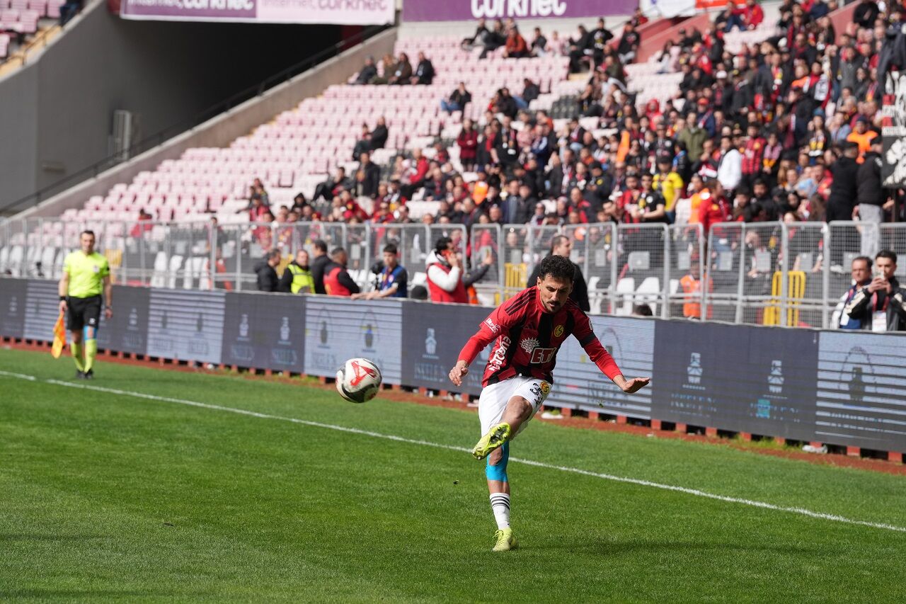 Eskişehirspor Alanya 1221 Maçında İlk Yarı Sessiz Geçti (5)