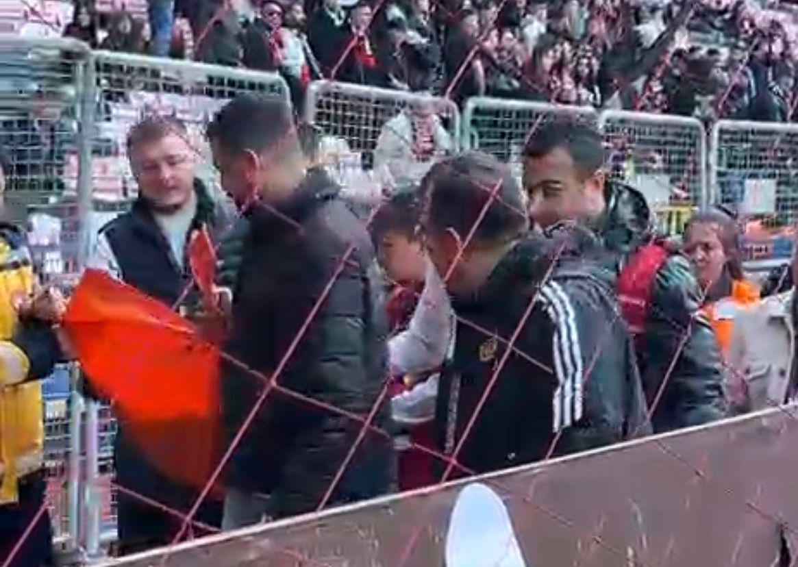 Eskişehirspor Tribününde Taraftar Fenalaştı (3)