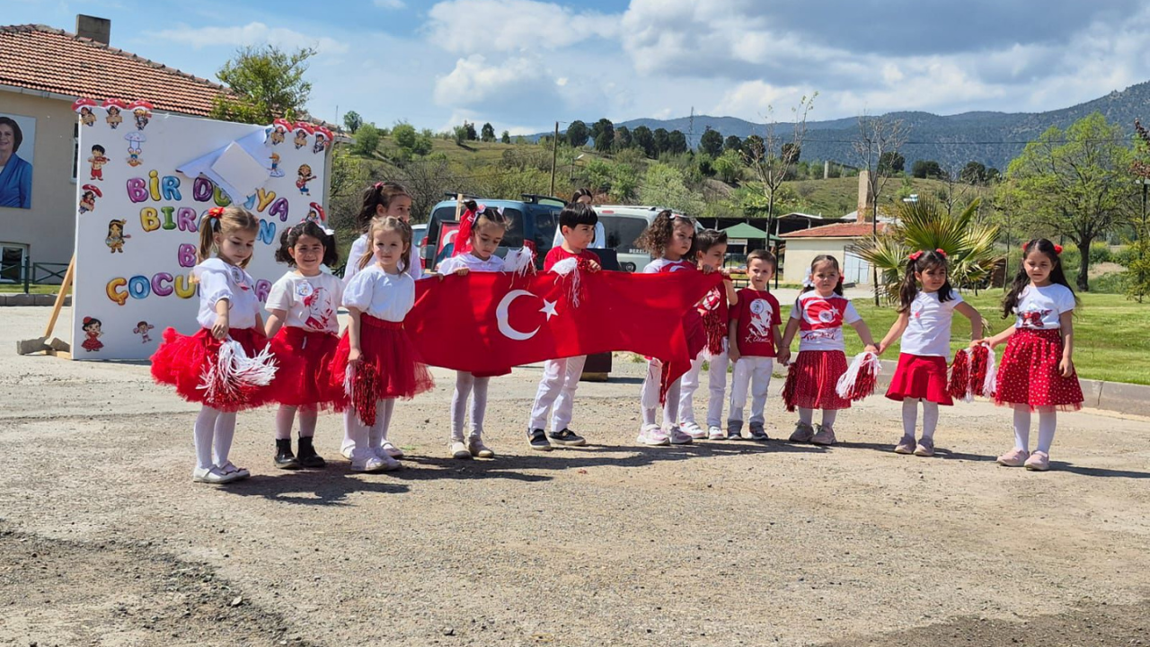 Esmek'te 23 Nisan Coşkusu Renkli Görüntülere Sahne Oldu (6)