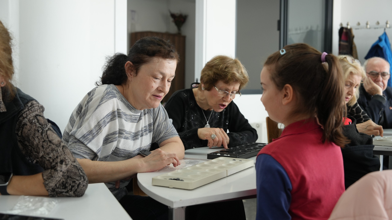 Gençler Ve Yaşlılar Aynı Masada (2)