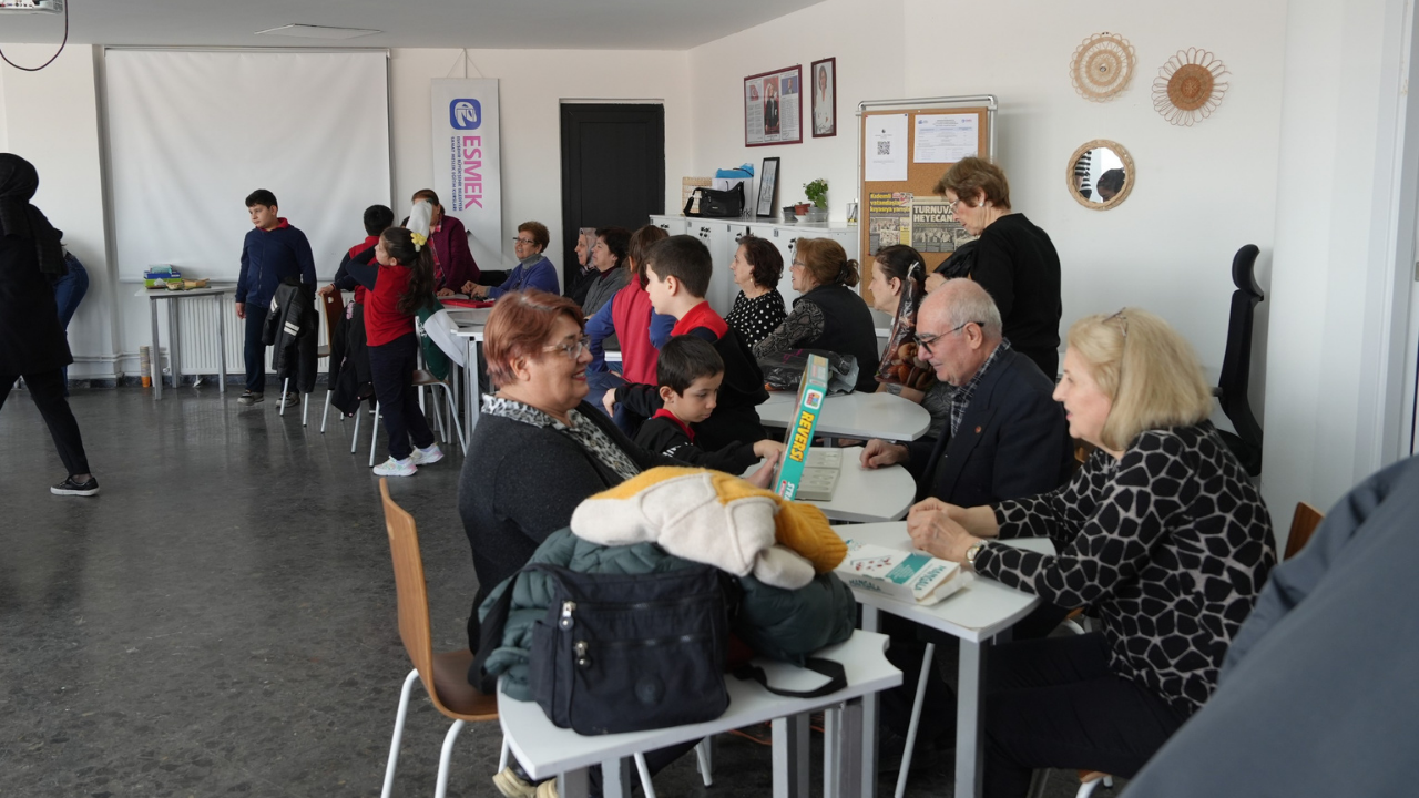 Gençler Ve Yaşlılar Aynı Masada