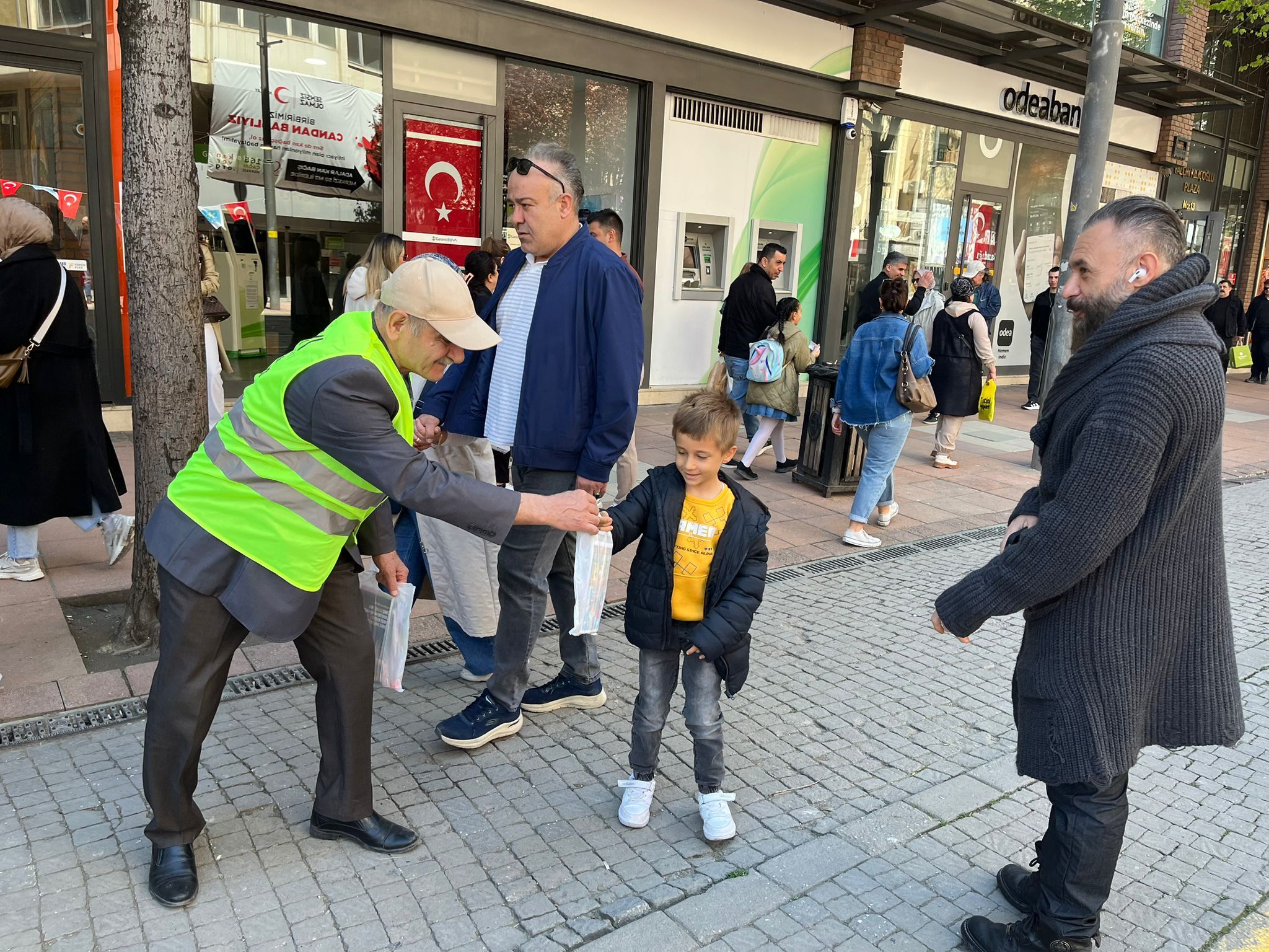 İyi Parti Tepebaşı Doktorlar Caddesinde Çocukları Sevindirdi (1)
