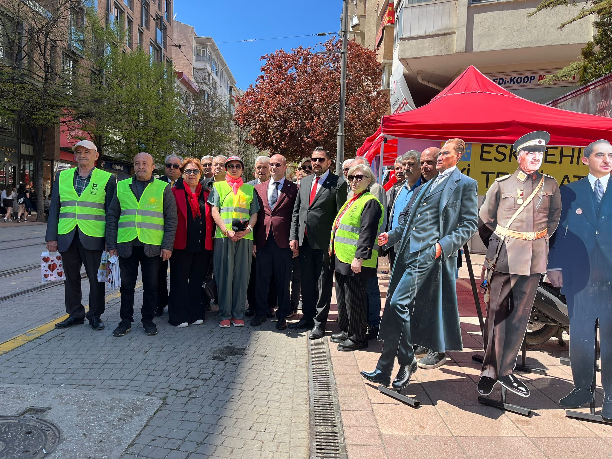 İyi Parti Tepebaşı Doktorlar Caddesinde Çocukları Sevindirdi (3)
