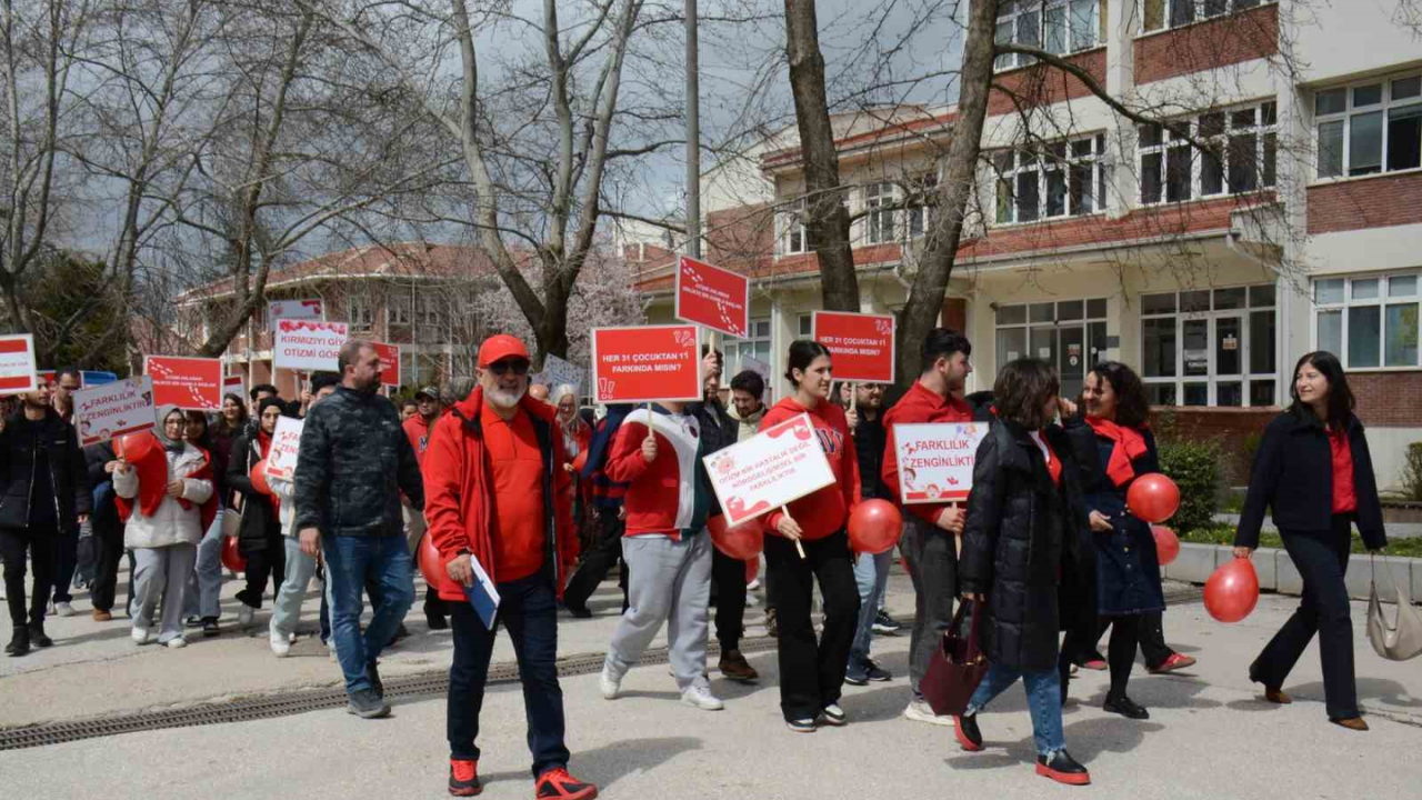 Kampüste Otizm İçin Kırmızı Yürüyüş (1)