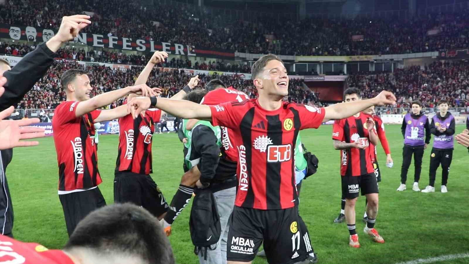 Kırmızı Şimşekler Tur Sevincini Sahada Yaşadı (2)