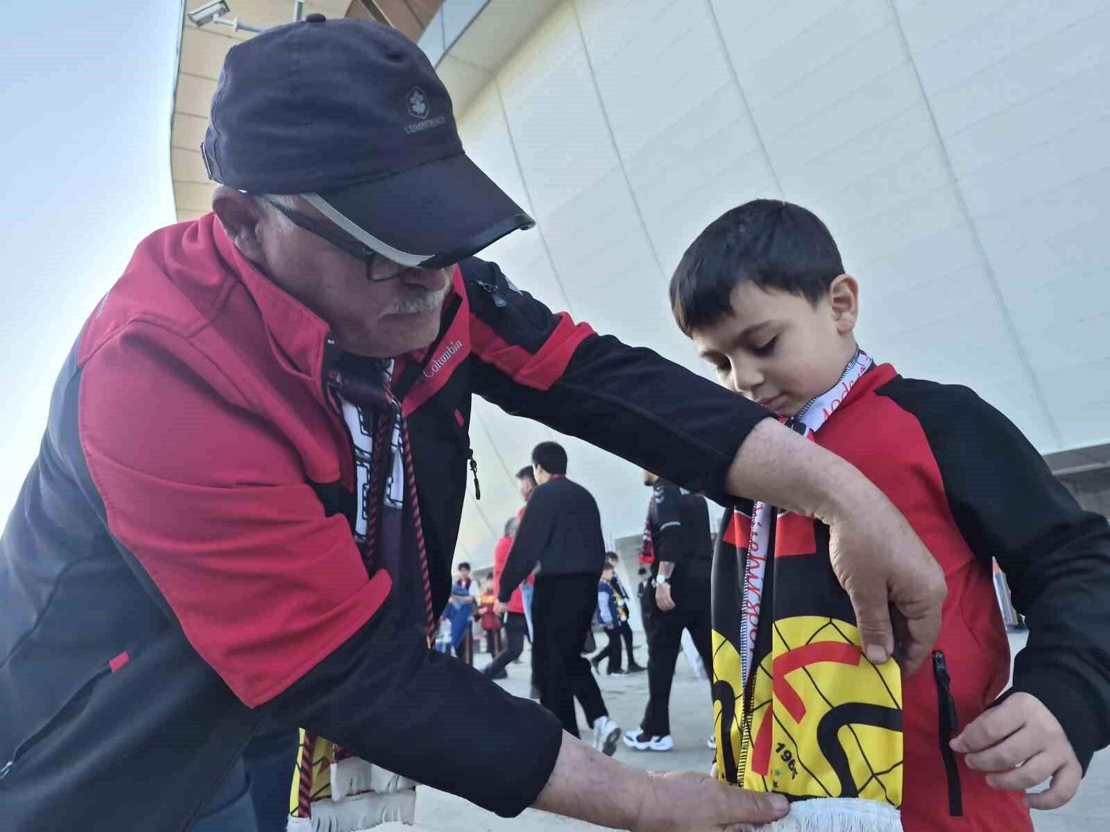 Kritik Maçta Dede Torundan Es Es Desteği (2)