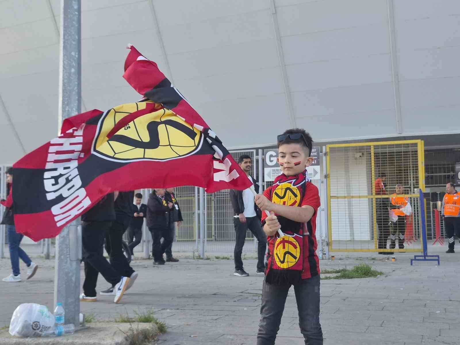 Kumbarasını Eskişehirspor'a Bağışlayan Minik Taraftar Stadyumda (1)