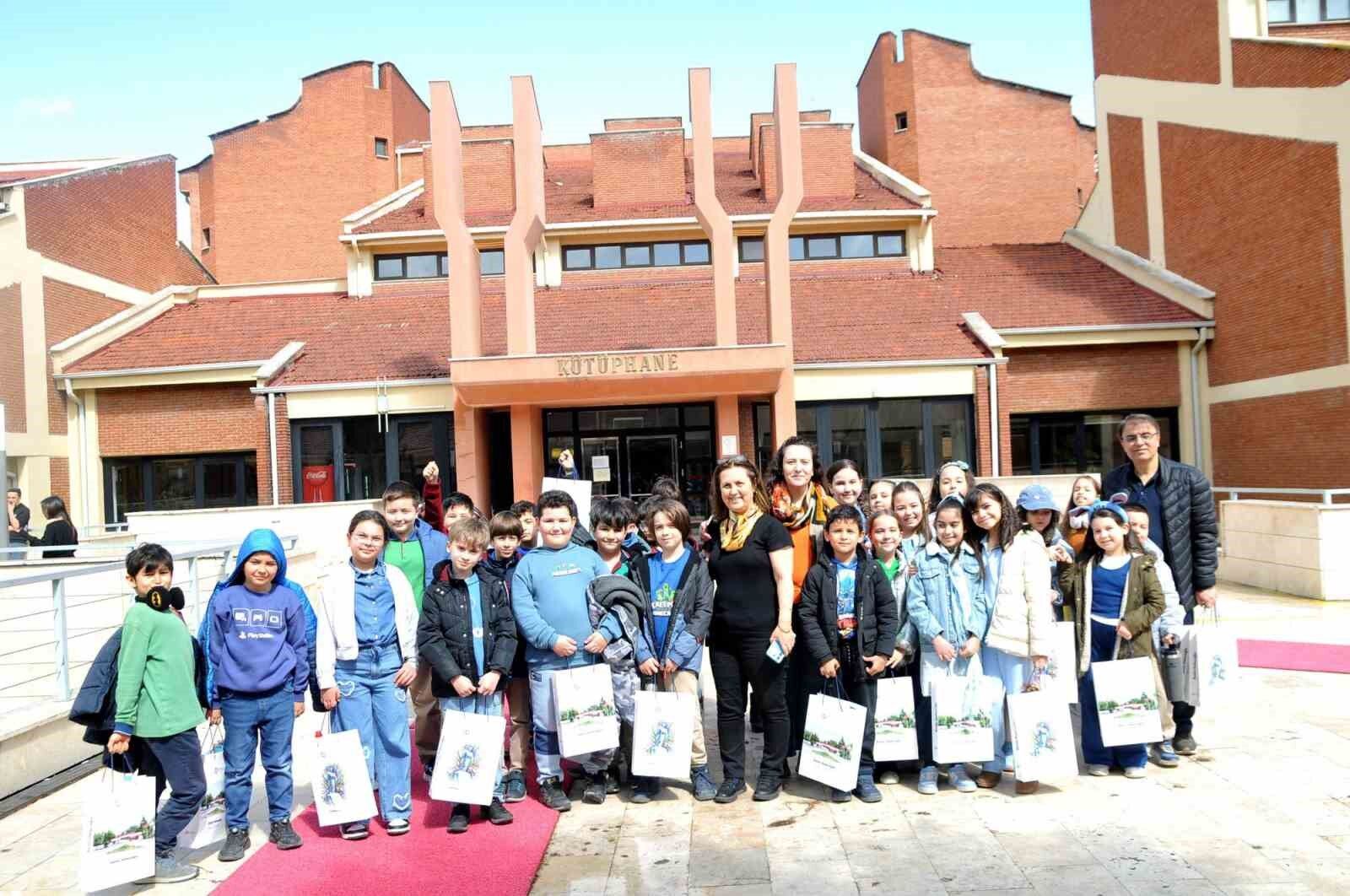 Minik Öğrenciler Kütüphane Haftasında Kitapla Buluştu (1)