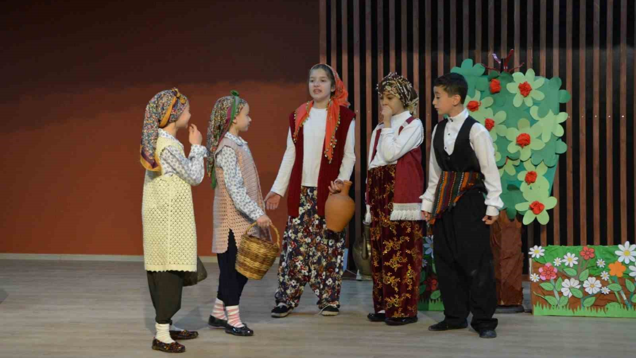 Miniklerden Tiyatro Festivalinde Büyük Performans (1)