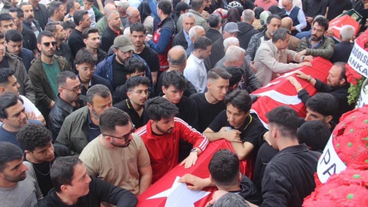 Okul Saldırısında Hayatını Kaybedenler Son Yolculuğuna Uğurlandı (2)