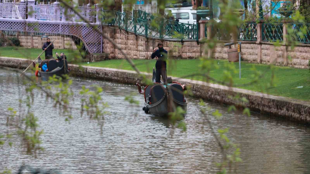 Porsuk’ta Gondol Keyfine Ördekler Eşlik Etti (1)