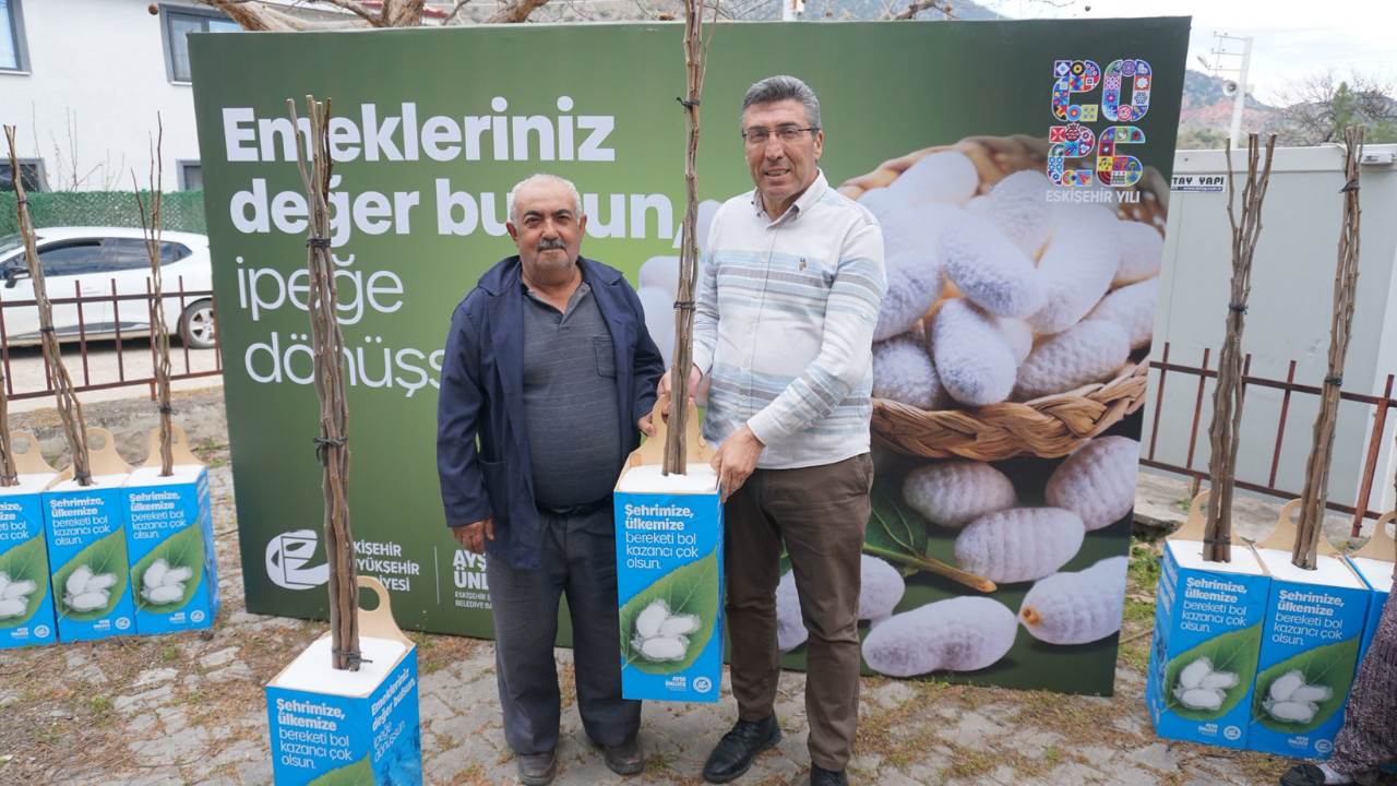 Sarıcakaya’da Üreticiye 600 Dut Fidanı Destek Verildi (1)