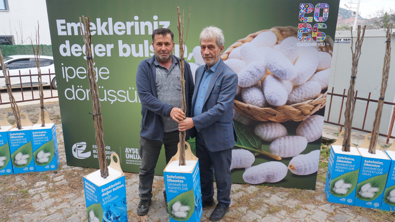 Sarıcakaya’da Üreticiye 600 Dut Fidanı Destek Verildi (3)