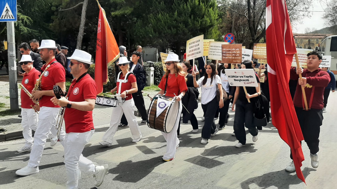 Turizm Lisesi Öğrencilerinden Kortej Yürüyüşü (2)