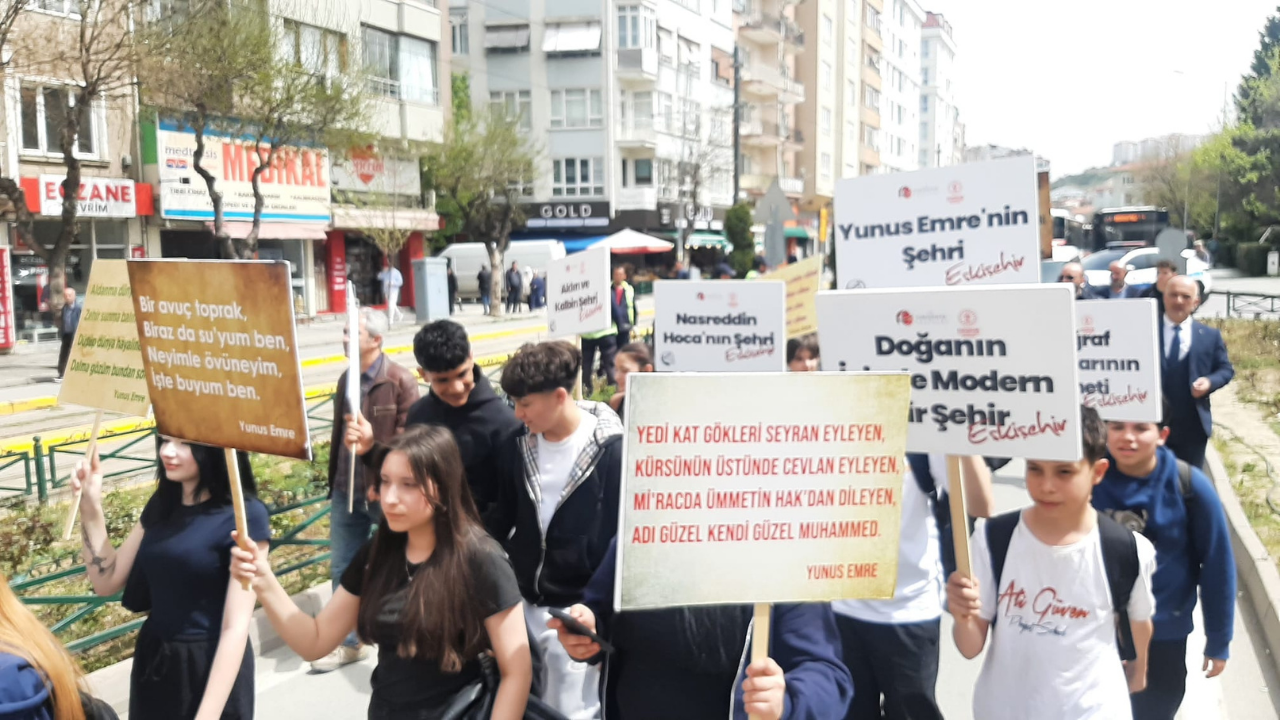 Turizm Lisesi Öğrencilerinden Kortej Yürüyüşü