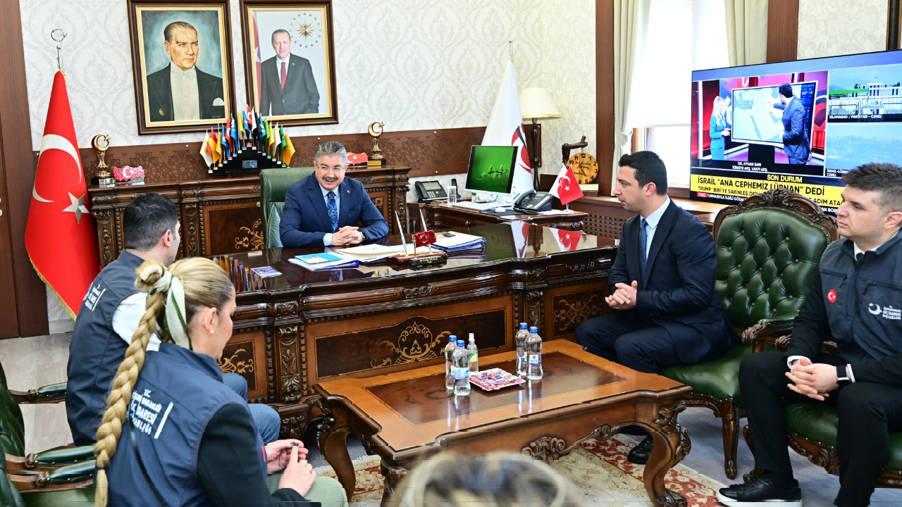 Vali Yılmaz, Göç İdaresi Personelini Makamında Kabul Etti (1)