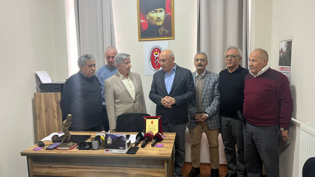 Vekile Verdiği Mücadeleden Dolayı Plaketli Teşekkür (2)