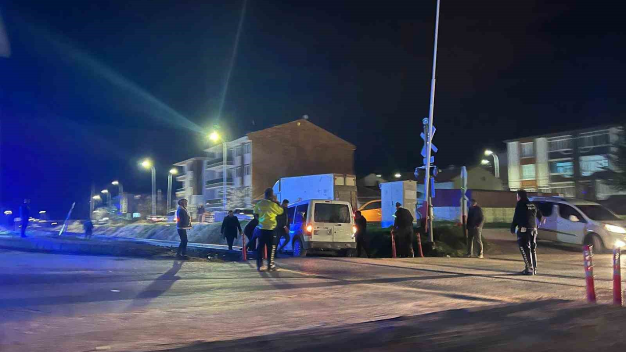 Yanlış Yola Giren Sürücü Raylarda Kaldı (1)