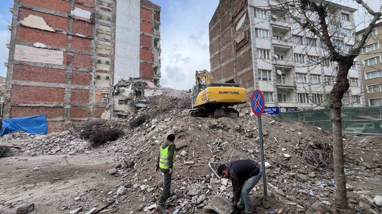 Yıkımda Duvar Delindi, Branda Çekildi (1)