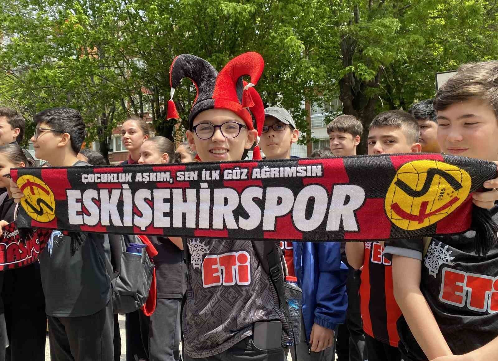 Es Es İçin Okul Bahçesinde Tek Ses Oldular (2)
