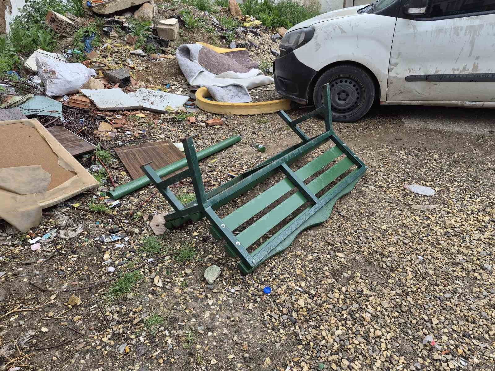 Eskişehir'de Kontrolden Çıkan Araç Direği Devirdi, Marketin Camını Kırdı (1)
