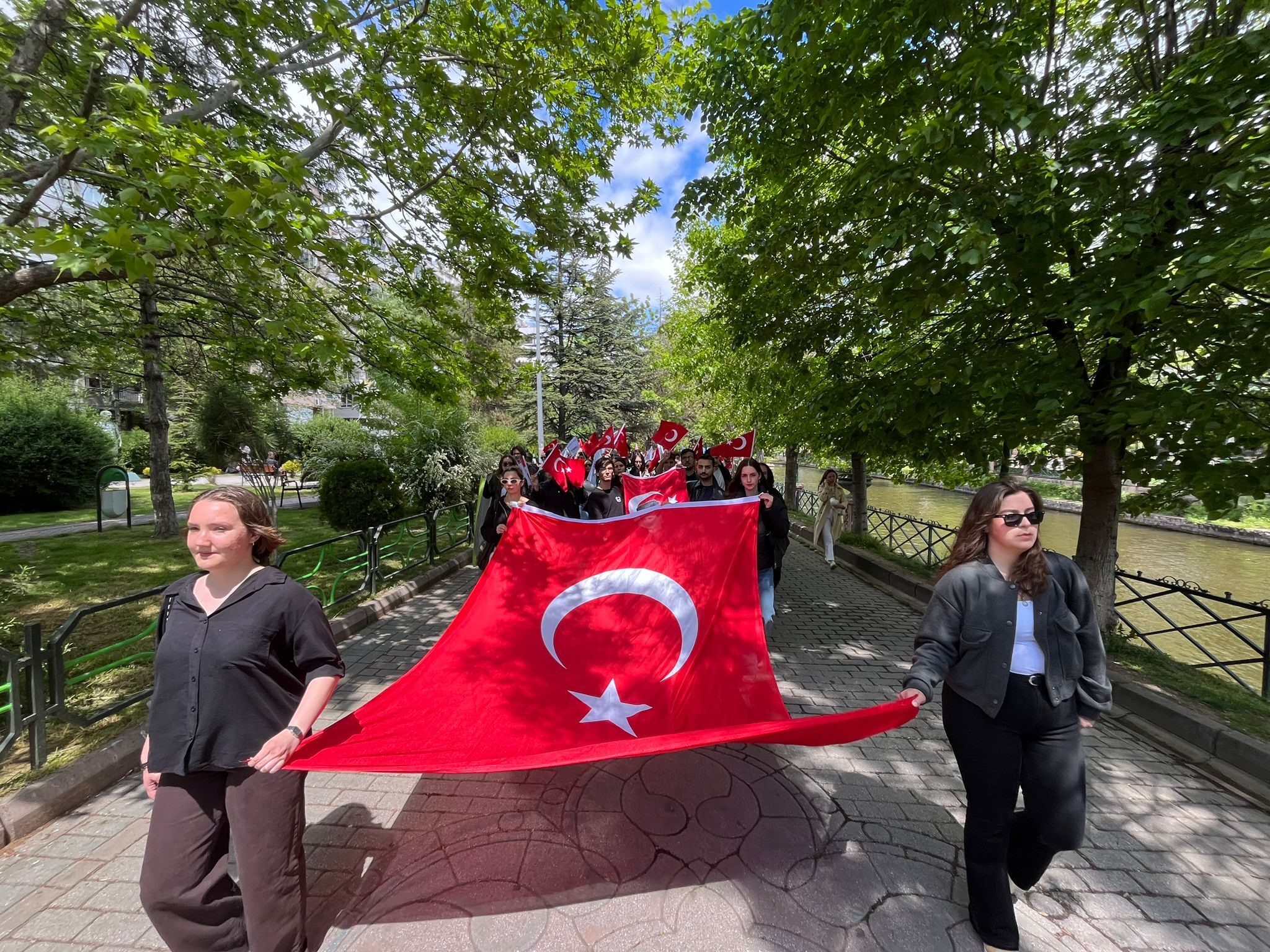 Eskişehir'de Lösev Gençleri Lösemili Çocuklar İçin Yürüdü (4)