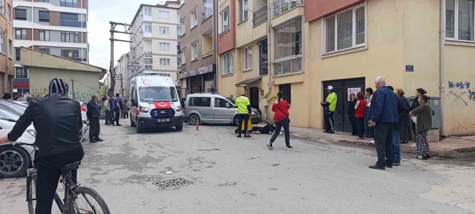 Eskişehir’de Yayaların Arasına Dalan Araç Faciaya Yol Açtı (1)
