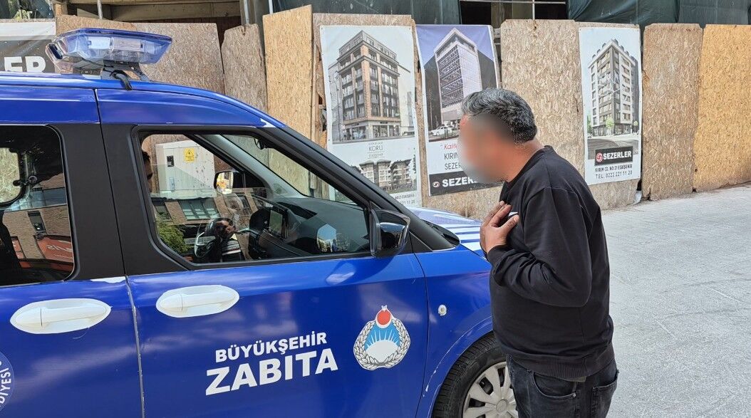 Eskişehir'de Zabıta Seyyar Satıcının Tezgahına El Koydu (1)