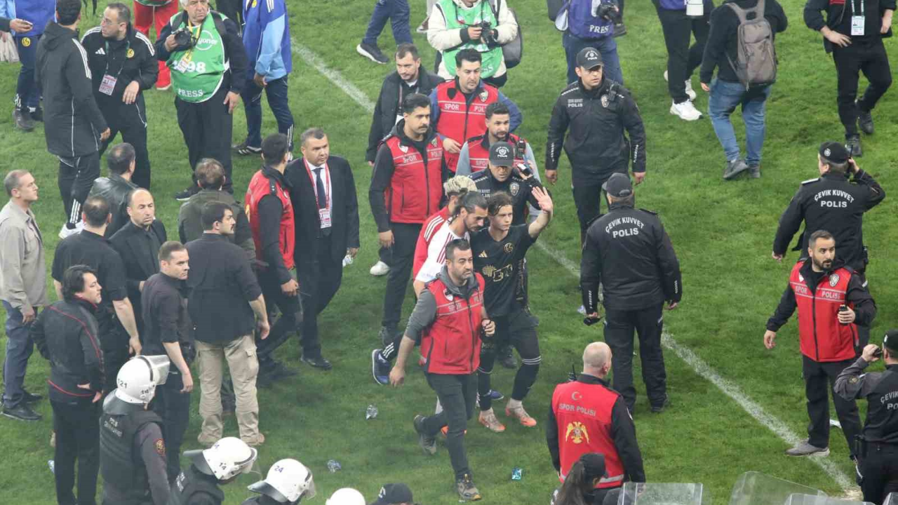 Eskişehirspor Ayvalıkspor Maçında Gerginlik Yaşandı (2)